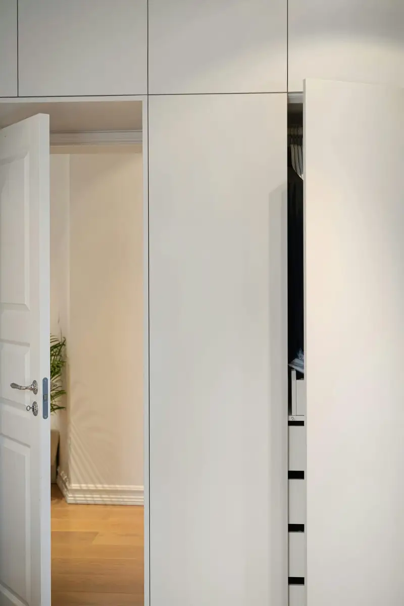 Hinging wardrobe design