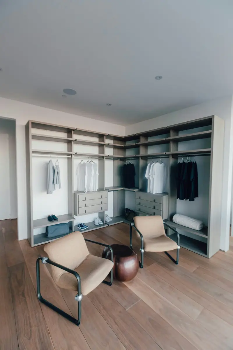 Hinging wardrobe design