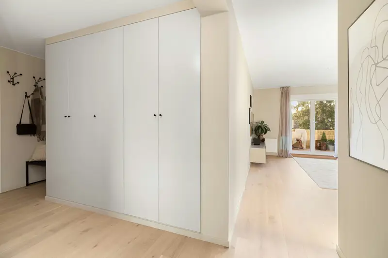 Hinging wardrobe design