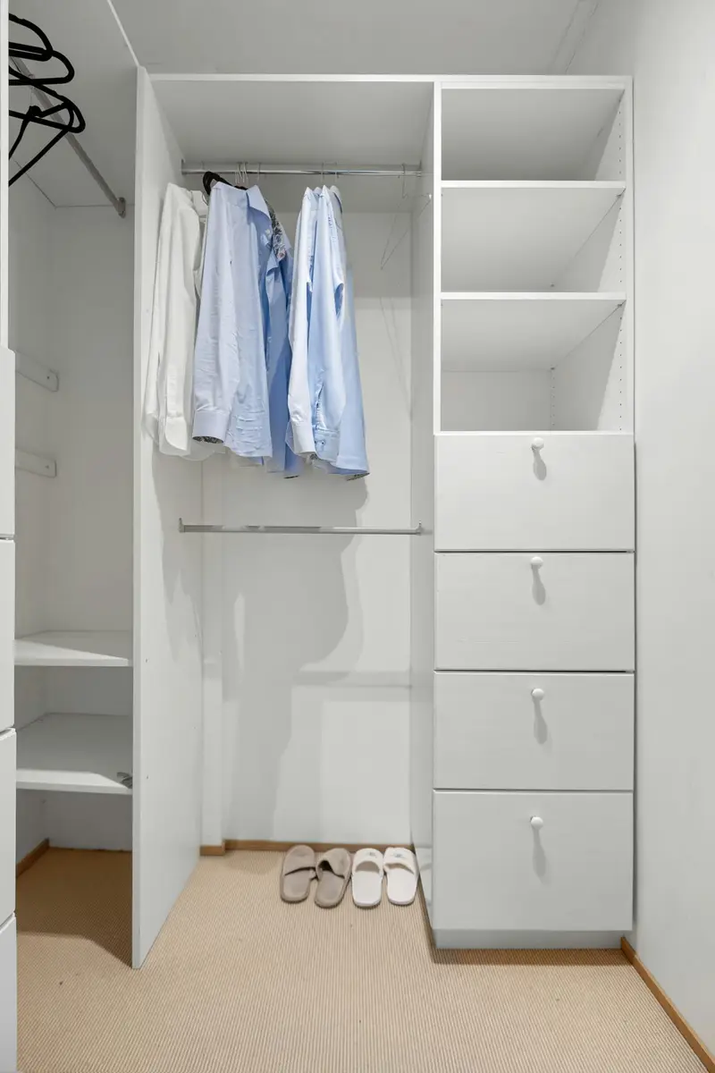 Hinging wardrobe design