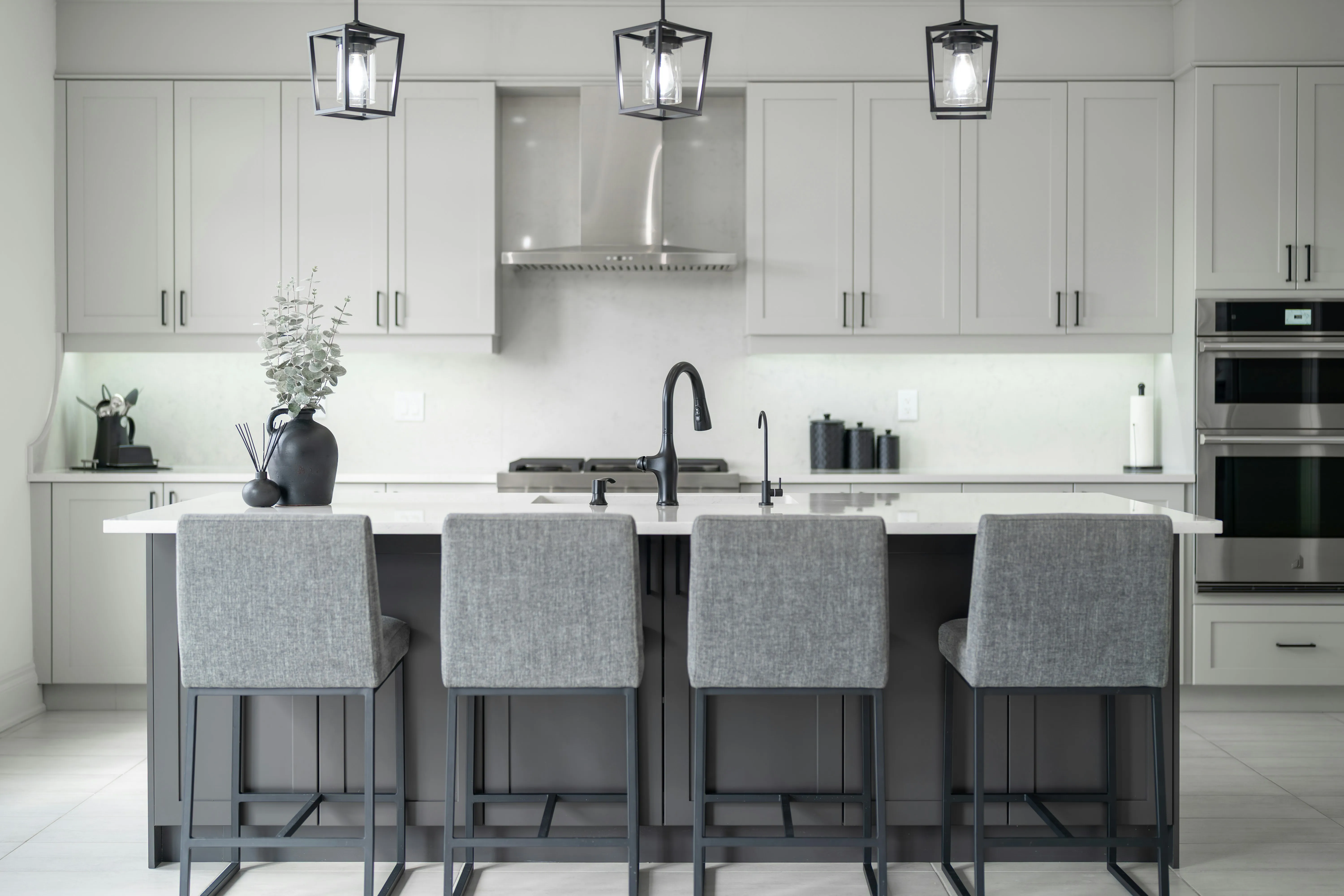 Elegant Black Island