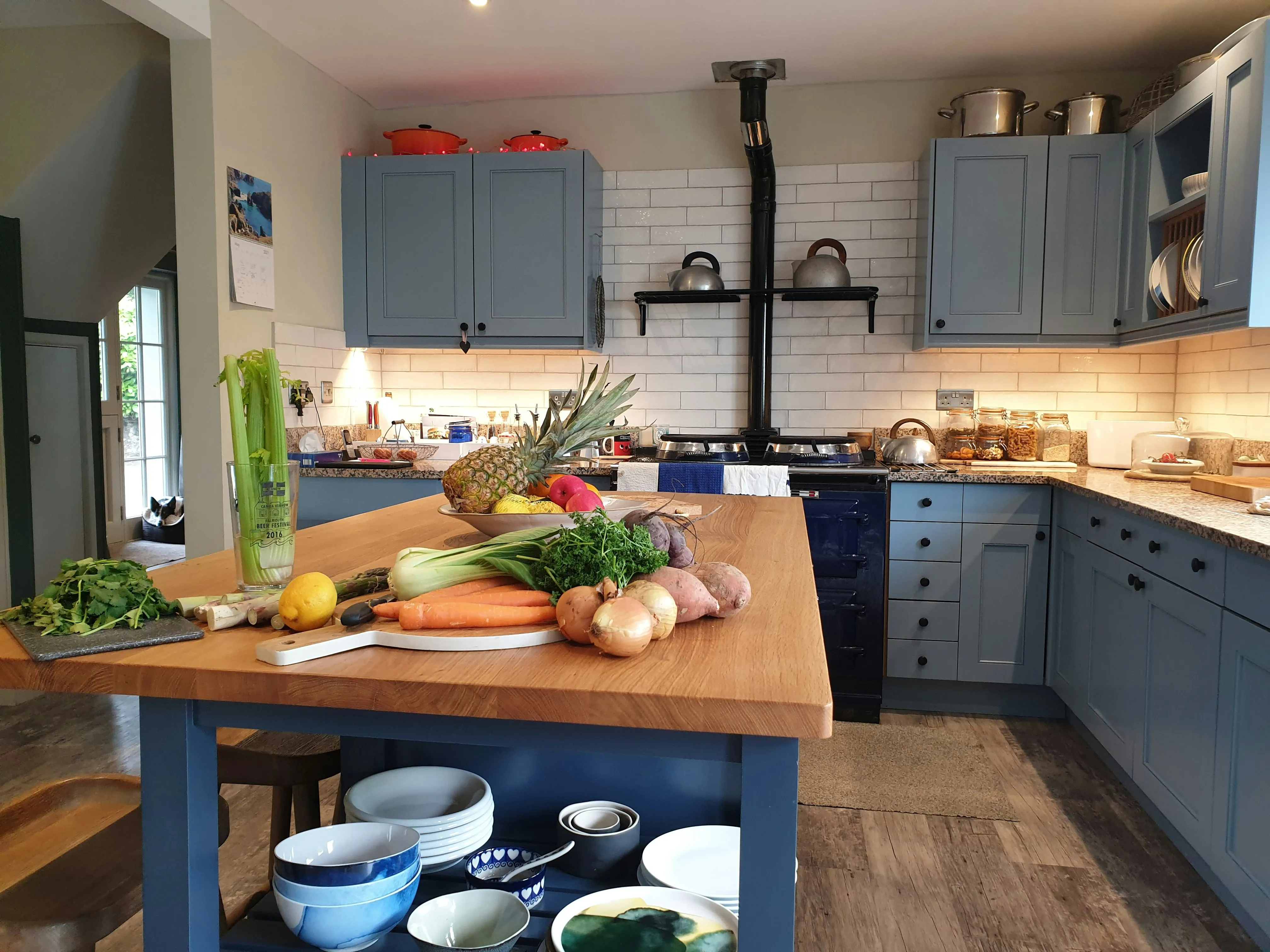 Minimalist U Kitchen